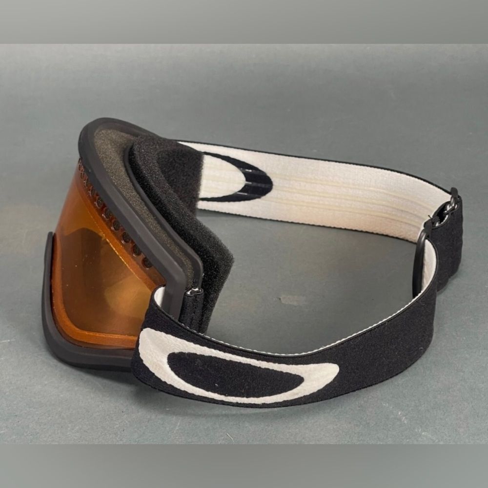 Oakley Black Frame Snowboarding/Ski Goggles with Orange Lens! Perfect condition! - Picture 5 of 7